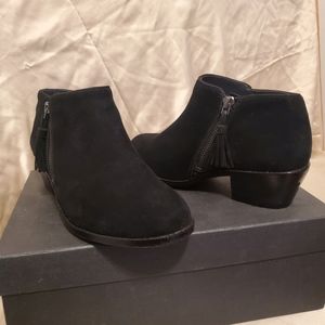 NWOT Vionic serena ankle boots